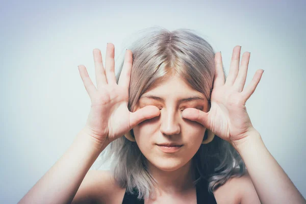 Mujer Cierra Los Ojos Con Las Manos — Foto de Stock