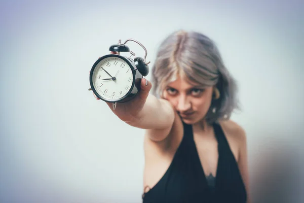 Relógio Mulher Contra Fundo Estúdio — Fotografia de Stock
