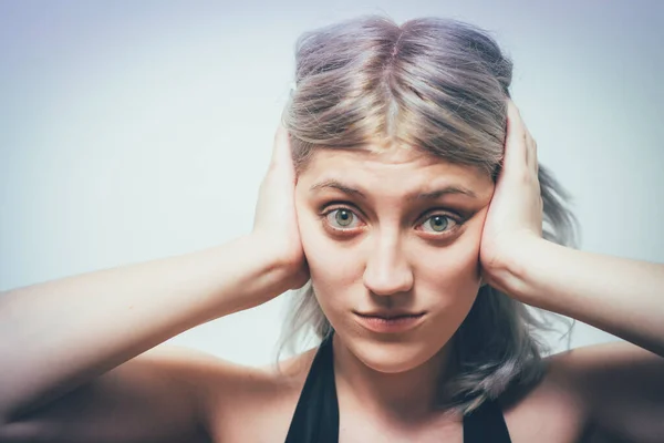 Fechar Orelhas Mulher Contra Estúdio Fundo — Fotografia de Stock