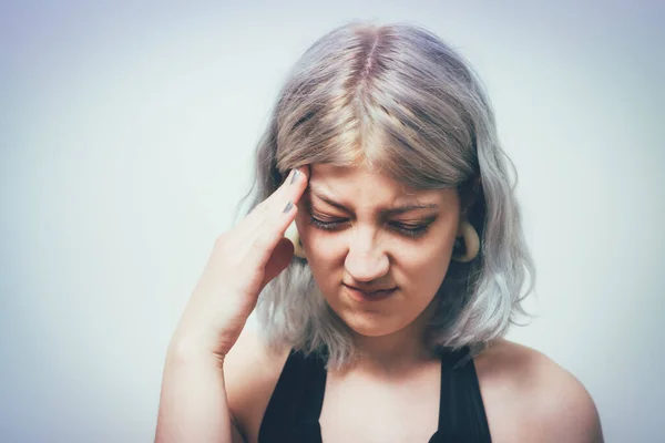 Wanita Sakit Kepala Dengan Latar Belakang Studio — Stok Foto