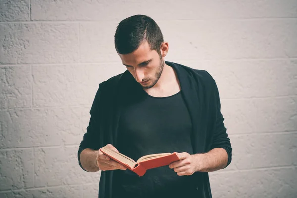 Man Met Een Boek — Stockfoto