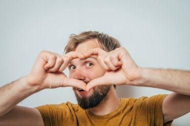 Adam kalp çerçevesi yapıyor.