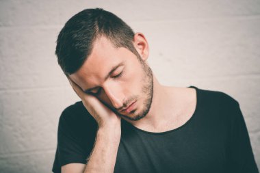 Stüdyoda poz veren adam