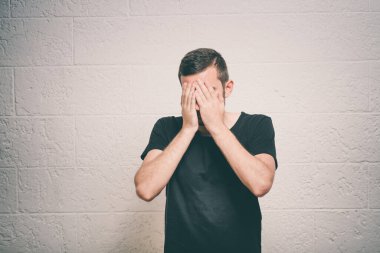 Erkekler gözlerini onun elleriyle kapatır.