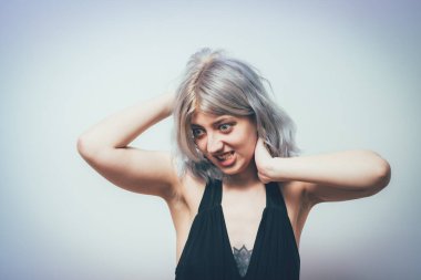 Kapalı portre mutsuz, kronik boyun ağrısı olan genç ve güzel bir kadın, uzun saatler çalıştıktan sonra kas burkulması,