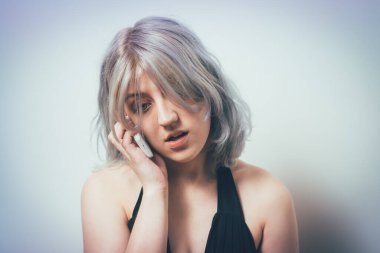 Stüdyo geçmişine karşı akıllı telefonu olan kadın.