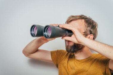 Dürbünlü bir adam. gri arkaplan