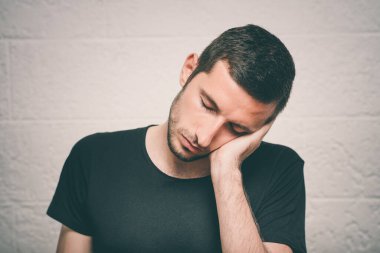 Stüdyoda poz veren adam