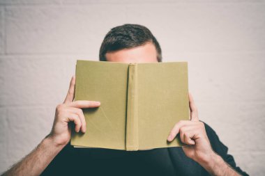 Elinde kitap olan adam.