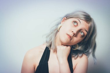 Kadın stüdyo geçmişine karşı düşünüyor.