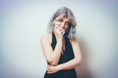 Stüdyo geçmişine karşı akıllı telefonu olan kadın.