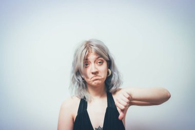 Kadın baş parmak hareketi gösteriyor.