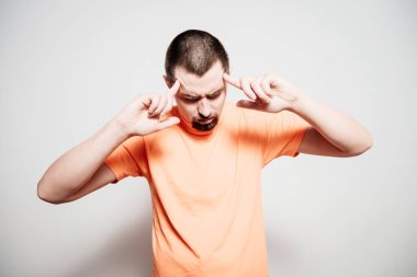 Parmağıyla şakağına dokunan öfkeli bir adamın yakın plan portresi. Delirdin mi sen??