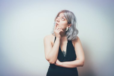 Kadın stüdyo geçmişine karşı düşünüyor.