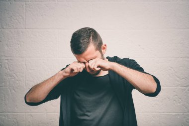 Stüdyoda poz veren adam