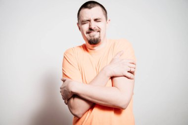 Stüdyo arka planında donan adam