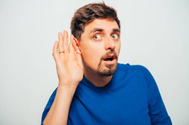 Kulak misafiri olur, dinlemeye çalışır..