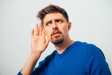 Kulak misafiri olur, dinlemeye çalışır..