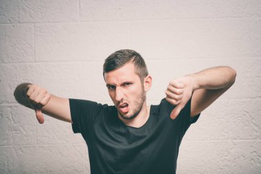 Adam baş parmak hareketi gösteriyor.