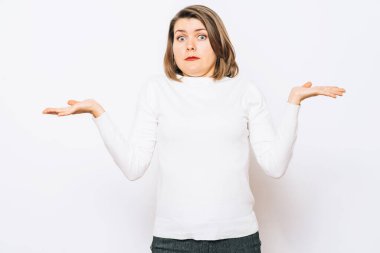 Kız ellerini havaya kaldırıyor.