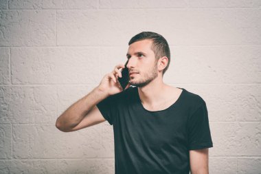 Stüdyoda poz veren adam