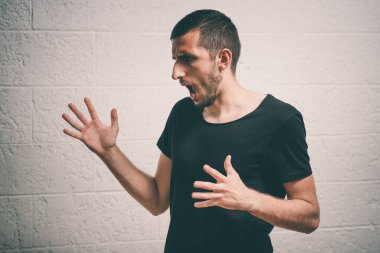 Stüdyoda poz veren adam