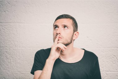 Stüdyoda poz veren adam