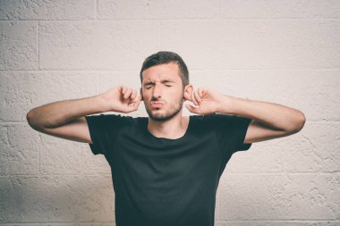 Stüdyoda poz veren adam