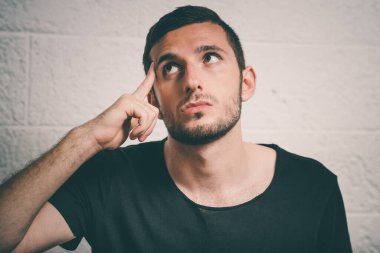 Stüdyoda poz veren adam