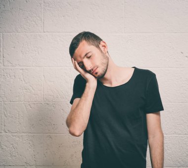 Stüdyoda poz veren adam