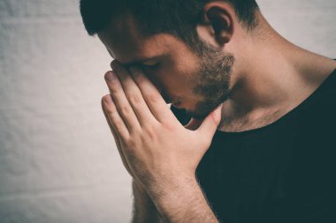 Stüdyoda poz veren adam