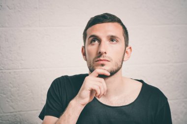 Stüdyoda poz veren adam