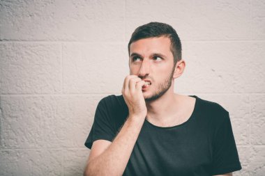 Adam tırnaklarını yiyor.