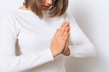 Stüdyoda poz veren kadın