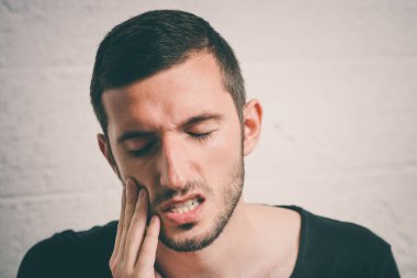 Stüdyoda poz veren adam