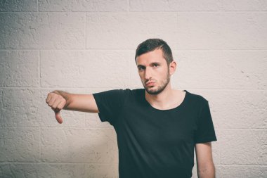 Adam baş parmak hareketi gösteriyor.