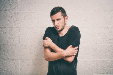 Stüdyoda poz veren adam