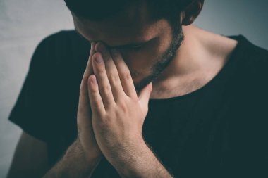 Stüdyoda poz veren adam