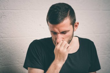 Leş gibi kokuyor. Adamın burnunu kapatır.