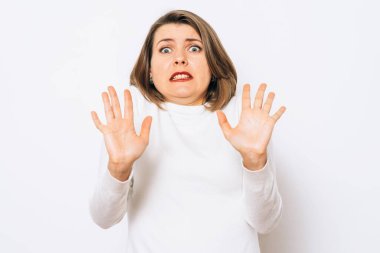 Kadın korkudan korkuyor.