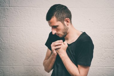 Stüdyoda poz veren adam