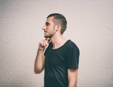 Stüdyoda poz veren adam