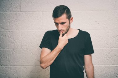 Adam parmağını onun dudaklarına koydu.