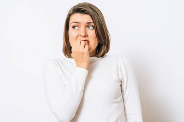 Kadın tırnaklarını yiyor.