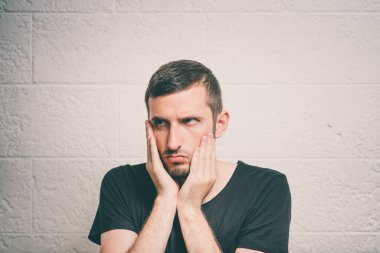 Stüdyoda poz veren adam