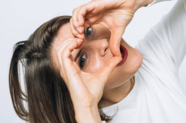 Kadın kalp çerçevesi yapıyor.