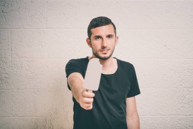 Elinde dondurma tutan yakışıklı genç adam..