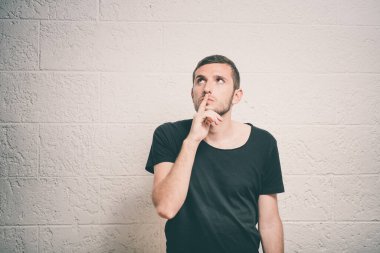 Stüdyoda poz veren adam