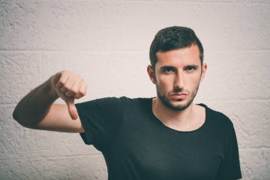 Adam baş parmak hareketi gösteriyor.