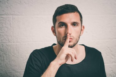 Adam parmağını onun dudaklarına koydu.